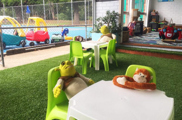 Cafe dengan taman bermain anak-anak dan mini taman binatang